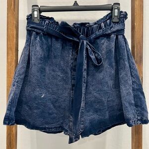 Acid washed blue Hayden women’s shorts, elastic highwaist belt MEDIUM pockets